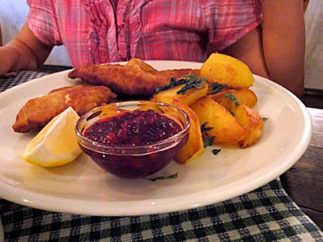 Wiener Schnitzel mit Preiselbeeren und Kartoffeln | Dinnerscout