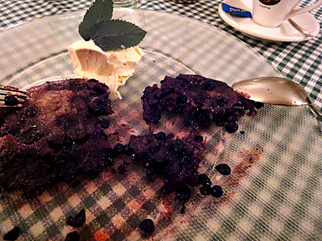 schwarzer_adler_jochberg91 Zum Abschluss dann noch Moosbeernocken, Schwarzbeerflecken oder Blaubeernocken mit Vanilleeis und Minzeblättchen | Dinnerscout