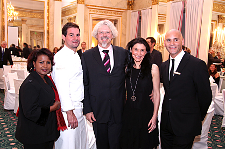 koeche_fuer_afrika_03 Almaz Böhm, Steffen Mezger, Ralf Bos, Véronique Witzigmann, Enrico Spannenkrebs Fotonachweis: Sigi Müller