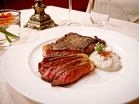 Auf Vorbestellung gibt es im Pfefferkorn Côtes de Boef, T-Bone, Porterhouse Steak und Chateaubriand.