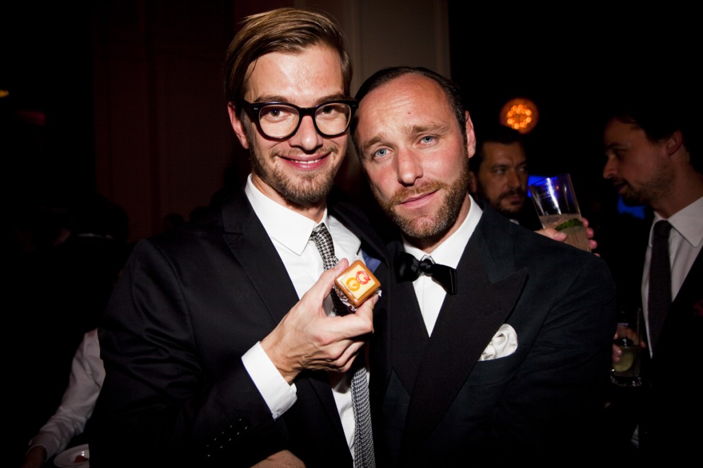 Bild3_Joko_Winterscheidt Joko Winterscheidt (links mit einem Freund) erhielt den Award „Mann des Jahres“ zusammen mit Partner Klaas in der Kategorie Fernsehen und freut sich sichtlich über die hausgemachte Praline,