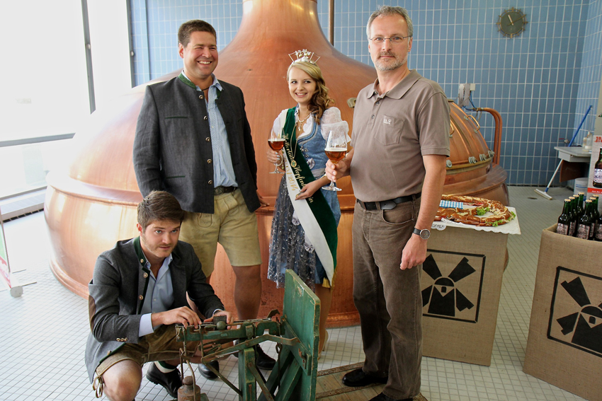 Gewogen und für zu leicht befunden. Den Namen RED NAX verdankt das Bier dem Pfaffenhofener Günther Hupfauf. Gerade mal 75 Kilogramm brachte Hupfauf auf die Waage. Müllerbräu rundete deshalb auf und so konnte der Gewinner 80 Liter Bier mit nach hause nehmen.