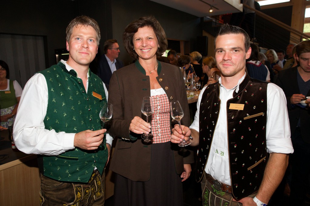 (v.l.n.r.) Chef-Destillateur Tobias Maier, MdL Ilse Aigner und Destillateurmeister Adrian Dießl verkosten den feinen Lantenhammer-Edelbrand.